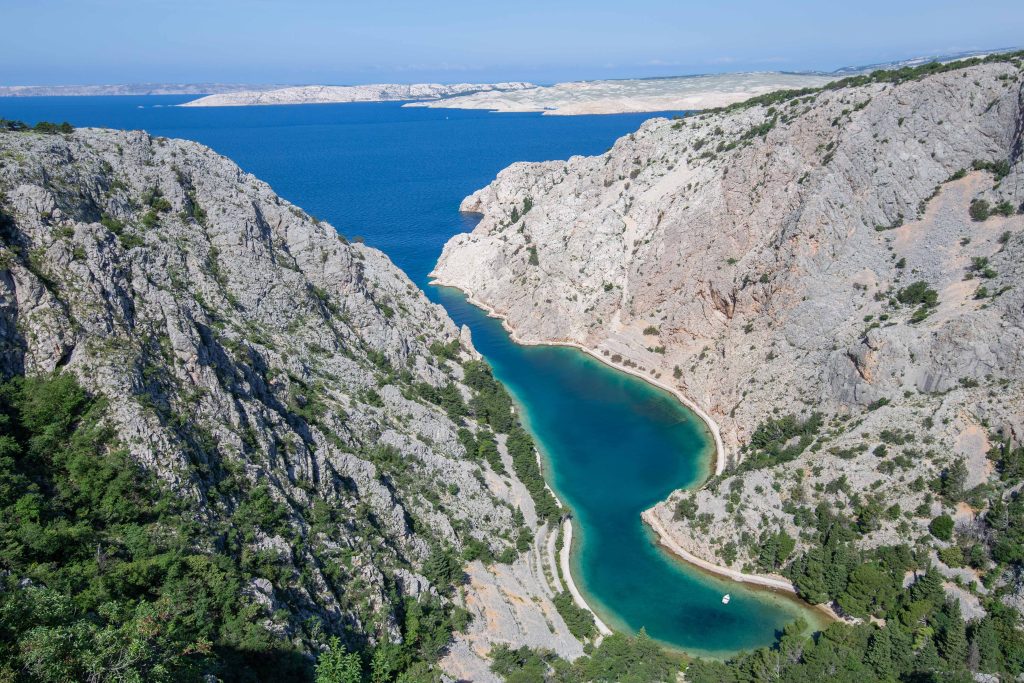 Uvala Zavratnica, jedna od najpoznatijih plaža u Hrvatskoj, sada se može pohvaliti prvom aplikacijom za praćenje kvalitete mora u Hrvatskoj.