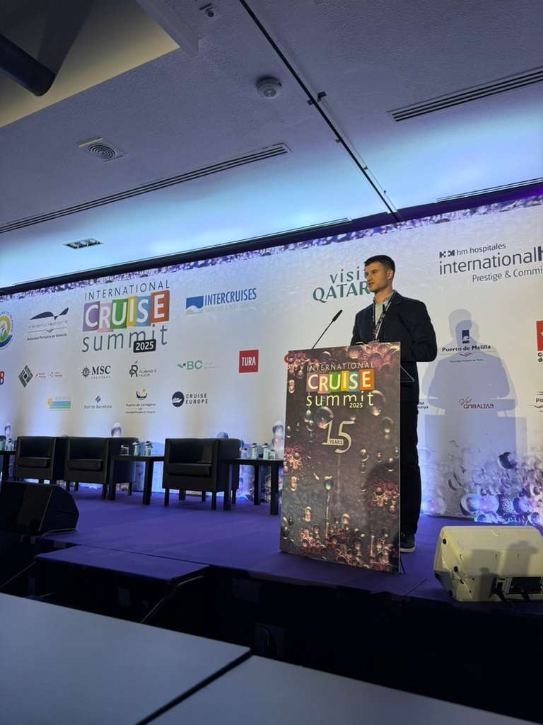 Mario Špadina, SeaCras CEO, holding a speech on EWS and ocean preservation.